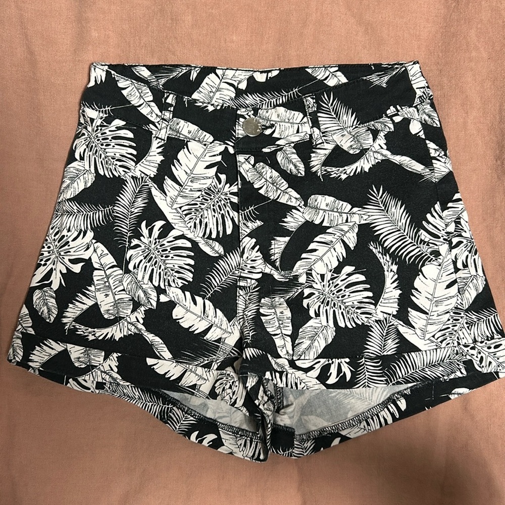 H&M Divided Black and White Tropical Print Women's Shorts